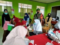 Babinsa Kampung Sukamurya Lakukan Pendampingan Vaksinasi Anak Usia 6 – 11 Tahun