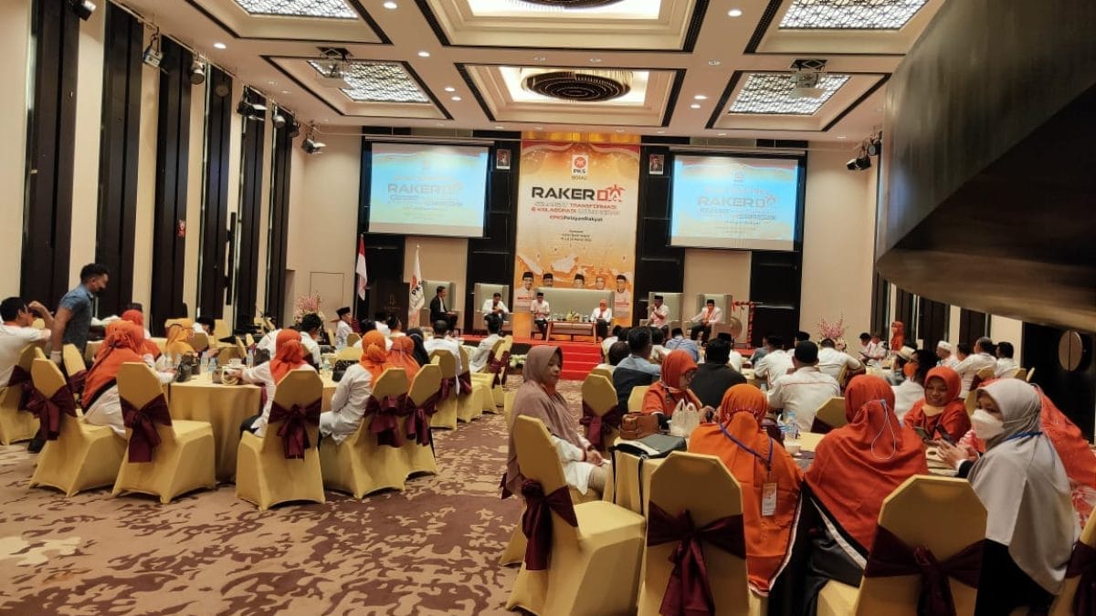 PKS Tetap Melayani Masyarakat Dan Pemerintah