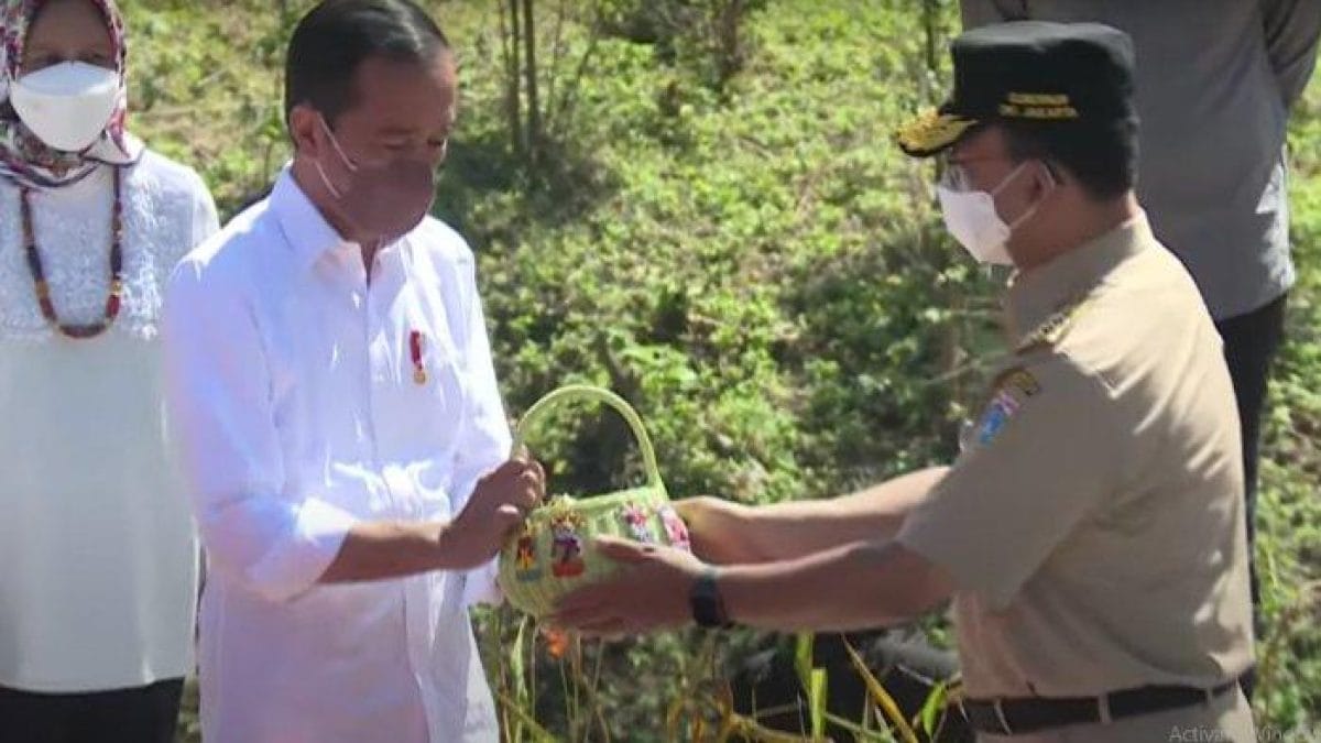 Anies Jadi Orang Pertama Yang Serahkan Tanah Dan Air Ke Jokowi Di Titik Nol Kilometer IKN