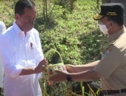 Anies Jadi Orang Pertama Yang Serahkan Tanah Dan Air Ke Jokowi Di Titik Nol Kilometer IKN