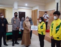 Bupati Serahkan Bonus Atlet PON XX Papua