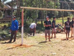 Kades Tepian Baru Bersama Masyarakat Bersihkan Lingkungan