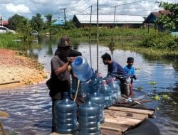 PDAM Mati, Tim Relawan Bantu Air Bersih Bagi Warga Terdampak Banjir » Berita Kutim