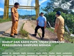 Wakil Bupati Berau  dan Kadis PUPR Tinjau Jembatan Penghubung Kampung Merasa