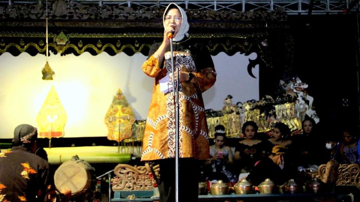 Wakil Ketua I DPRD Berau SYARIFATUL SYADIAH Hadir Di Pagelaran Wayang Kulit