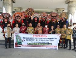 Kasmidi, Lepas Rombongan Duta Kesenian Kutim Ikuti Parade Festival Pesisir Kaltim » Berita Kutim
