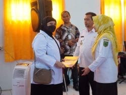Wakil Gubernur Hadi menyerahkan SK P3K 119 Guru