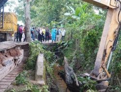 Bupati dan Wakil Bupati Tinjau Beberapa Titik Drainase, Meminta Dinas PUPR dan DLHK Tangani Drainase Secara Optimal
