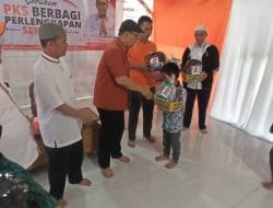 KH. Aus Hidayat Nur bersama DPD PKS Berau Berbagi Alat Perlengkapan Sekolah