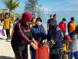 Ikuti Kegiatan Bersih-Bersih Pantai, Syarifatul Syadiah; Mari Jaga Kebersihan Pantai Kita Bersama