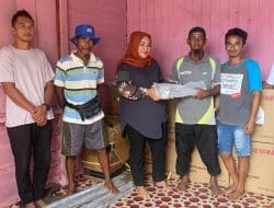 Hj. Darlena Anggota DPRD Berau, Berikan Bantuan 13 Unit Mesin Kepada 2 Kelompok Nelayan Di Dapilnya, Begini Harapannya!!!