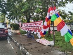 Menjelang 17 Agustus pedagang bendera dan umbul-umbul bermunculan
