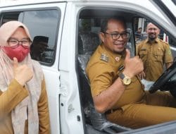 Wabup Kasmidi Serahkan 1 Unit Mobil Ambulance Untuk Warga Sangsel