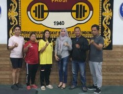 Ketua PABSI Kutim Serahkan Bonus Kepada Nelly Peraih Medali Emas PON Papua
