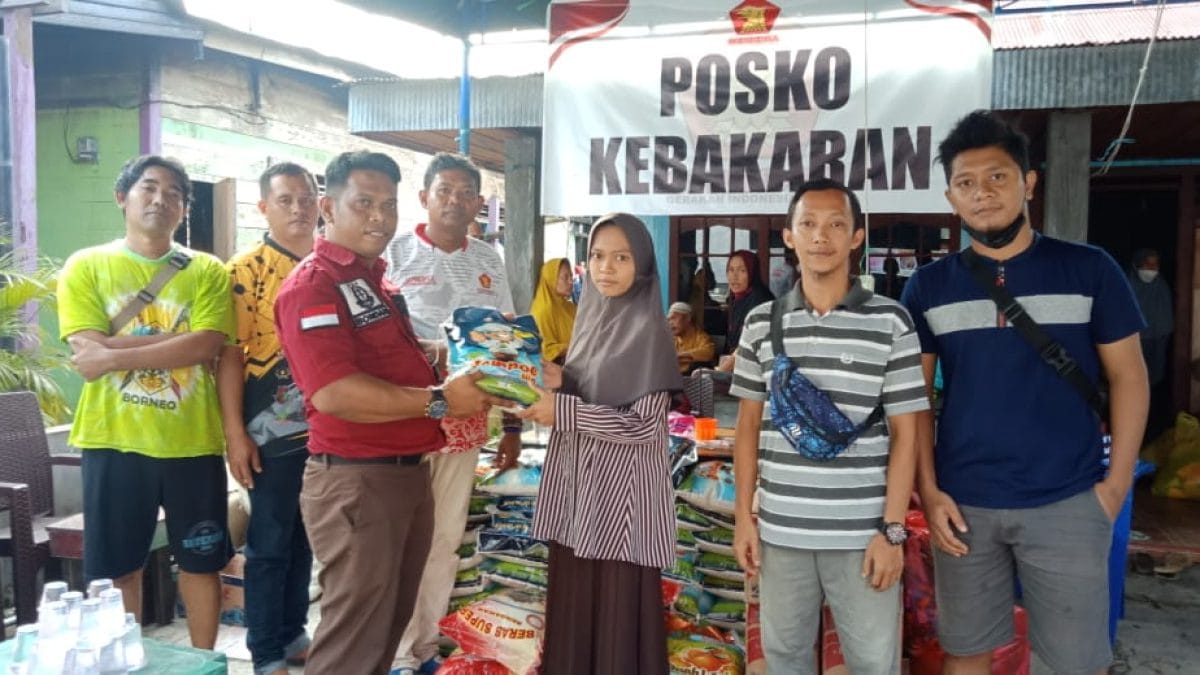 Peduli Sesama, Kicau Mania Berau Salurkan Bantuan Sembako Kepada Korban Kebakaran Di Jalan APT Pranoto