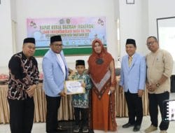 Hadir di Rakerda BKPRMI Kutim, Kasmidi Berikan Reward Kepada Santri Berprestasi