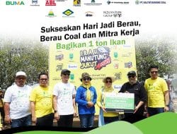 Sukseskan Hari Jadi Berau, Berau Coal dan Mitra Kerja Bagikan 1 Ton Ikan Di Acara Irau Manutung Jukut
