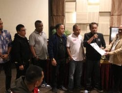 Azhari Abubakar Terima SK Sebagai Ketua Carateker Koni Kutim