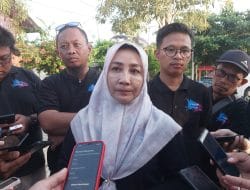 Bupati dan Wartawan Berau  Bersih Pantai di Pulau Maratua
