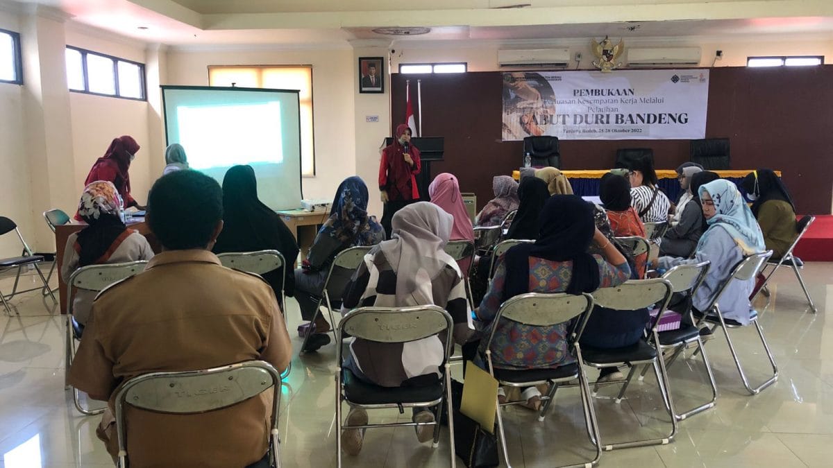 Tingkatkan SDM, Disnakertrans Berau Gelar Pelatihan Cabut Duri Bandeng Bagi Masyarakat
