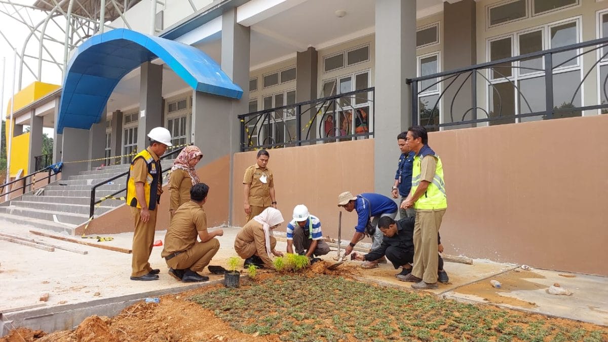 Sri Junarsih Mas Menata Bunga Di Stadion Mini Teluk Bayur