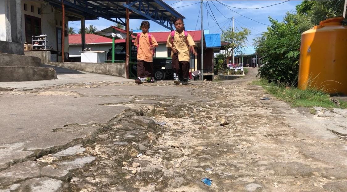 Keluhan warga jalan rusak