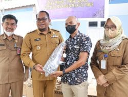 Wabup Kutim Serahkan Bantuan Berupa 169 Unit Mesin Ketinting Kepada Kelompok Nelayan