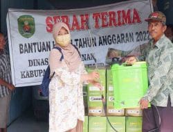 Disbun Bantu Alat Semprot ke Desa Pulung Sari