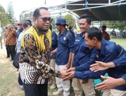 1450 Liter Herbisida Dibagikan Wabup Kasmidi Bulang Secara Simbolis Kepada Kelompok Tani di Dua Kecamatan