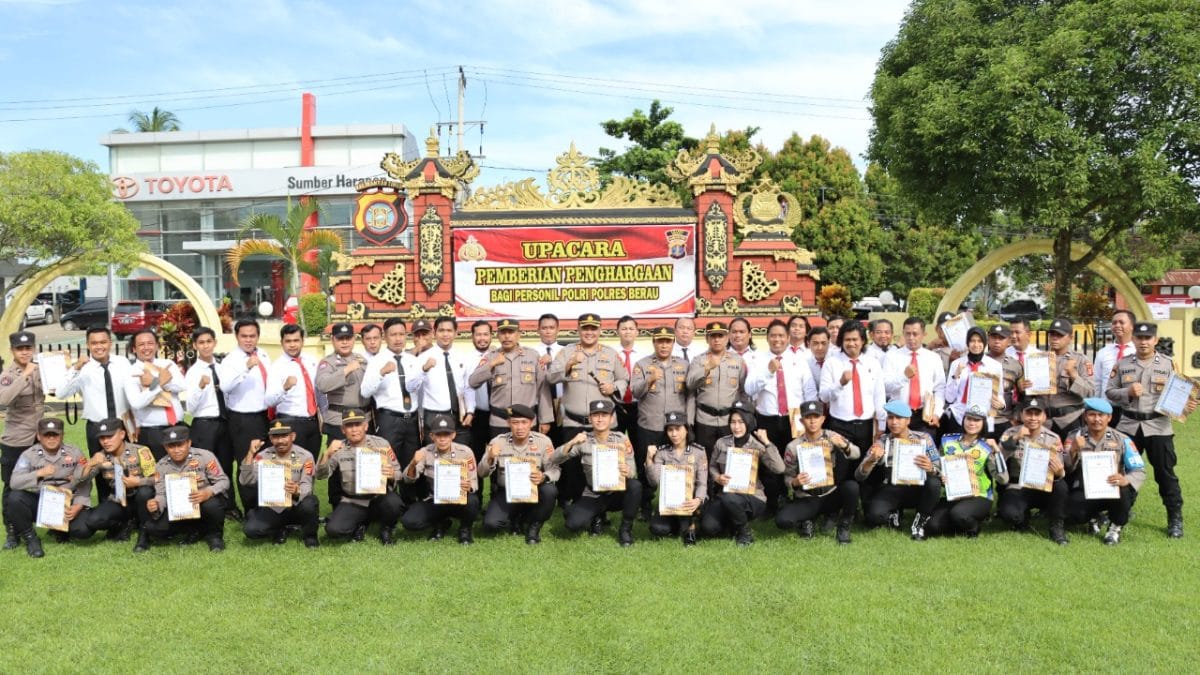 67 Personel Polres Berau Terima Penghargaan