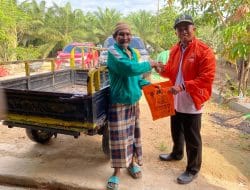 Totalitas Layani Rakyat, Rahman, Anggota Legislatif dari Fraksi PKS Dapil 2 Bagikan Bantuan Korban Banjir
