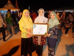 Dampingi Bupati dalam Penerimaan Anugerah Lencana Bhakti Ekonomi Desa, Kadis DPMK Pinta Kakam Konsisten Meningkatkan BUMDesma di Kampung
