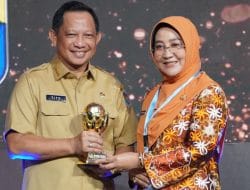 Bupati Sri Juniarsih Mas Terima Anugerah UHC Award 2023, Berkat Komitmen Mendukung Program Jaminan Kesehatan Nasional