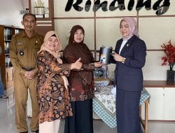 Bentuk Perhatian Kepada Masyarakat, Sri Kumalasari Bantu Alat Membatik Bagi Ibu PKK Kelurahan Rinding