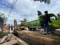 Kerap Tergenang, Dinas PUPR Berau Turunkan Langsung Tim Reaksi Cepat (TRC) PUPR, Lakukan Normalisasi Saluran di Sepanjang Jalan Kedaung