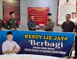 Berbagi Keberkahan di Bulan Ramadhan, Wakil Ketua Komisi II DPRD Berau, Wendie Lie Jaya Bantu Ribuan Minuman Botol dan Ratusan Kaleng Biskuit Bagi Warga Binaan Rutan