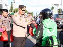 Wujud Solidaritas, Polres Berau dan Kodim 0902 Berau Berbagi Keberkahan 1000 Nasi Kotak Kepada Masyarakat dan Pengguna Jalan