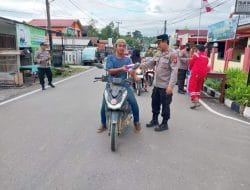 Polsek Teluk Bayur Bagikan Takjil Buka Puasa Bagi Warga Teluk Bayur