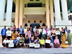 KPC Menyalurkan 3800 Paket Sembako Kepada Masyarakat Sekitar Perusahaan yang Disaksikan Bupati Kutim