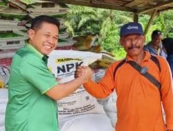 Joni Salurkan Bantuan Pupuk Pertanian ke Kelompok Tani Sumber Pangan di Teluk Pandan