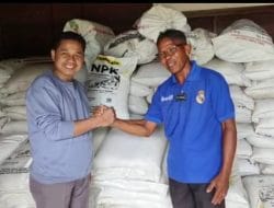 Ketua DPRD Kutim Salurkan Bantuan Pupuk Pertanian ke Poktan Panji Tiga di Teluk Pandan