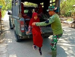 Gunakan Mobil Dinas, Babinsa Koramil Sambaliung Antar Anak-Anak Pulang Usai Giat Belajar di Sekolah