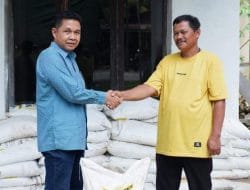 Joni Berikan Bantuan Pupuk ke Poktan Cahaya Baru Desa Sekerat