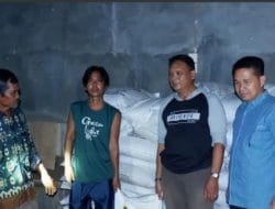 Joni Serahkan 2,6 Ton Pupuk Ke Poktan Sumber Rezeki
