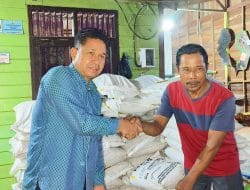 Ketua DPRD Kutai Timur Kunjungi Poktan Sidodadi dan Serahkan Bantuan Pupuk Pertanian