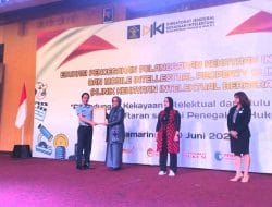 Kutim Menerima Sertifikat Kekayaan Intelektual Komunal (KIK) untuk Tenun Rakat