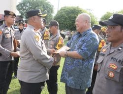 Kapolres Berau Berikan Penghargaan kepada Bhabinkamtibmas dan Masyarakat Berprestasi