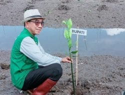 Bupati Kutim Hadiri Pelantikan Pengurus Forum DAS Kutim dan Penanaman 6000 Bibit Mangrove