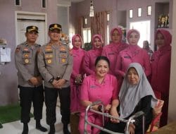 Peringati HKGB Ke-71, Kapolres dan Ketua Bhayangkari Berau Anjangsana Purnawirawan dan Warakawuri