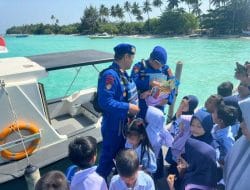 Satpolairud Polres Berau Bagikan Buku Belajar untuk Pelajar TK di Pulau Terluar Maratua